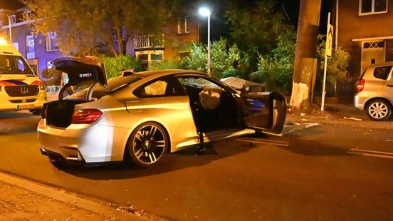 Twee gewonden bij ernstig ongeval: automobilist rijdt tegen boom