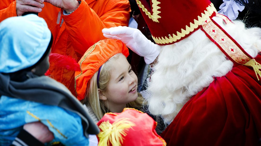 2011: Sinterklaas begroet Prinses Amalia bij zijn aankomst in Scheveningen