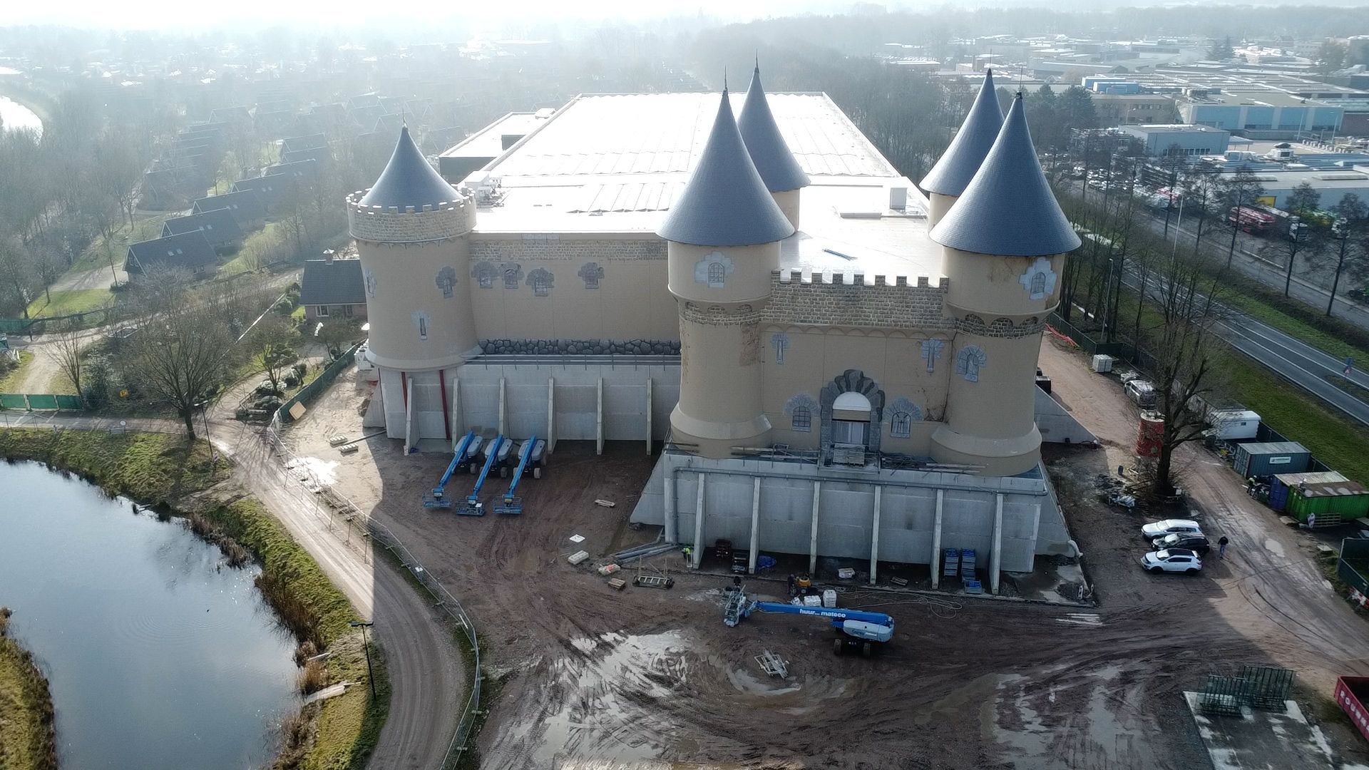 Het attractiepark in aanbouw langs de provinciale weg bij Groenlo