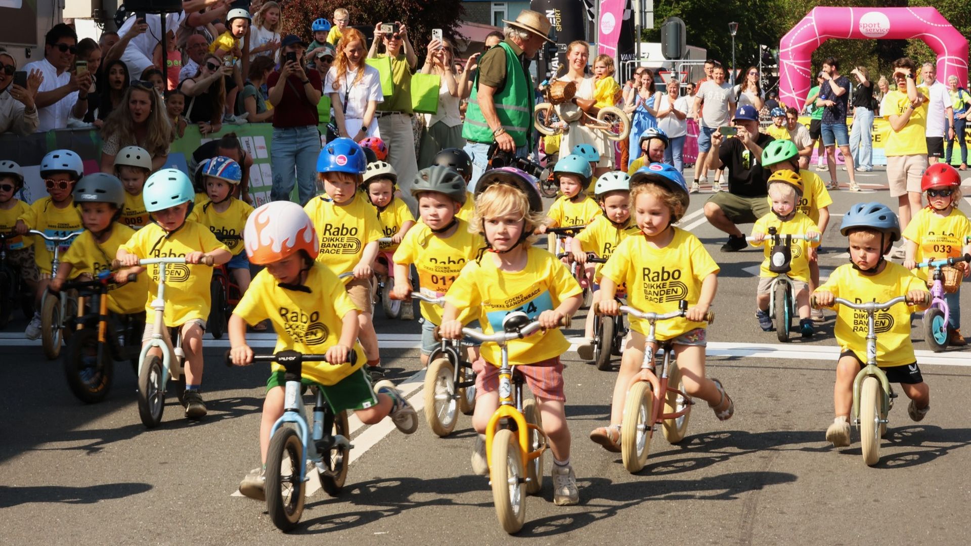 Piepjonge coureurs op loopfietsjes stelen de show tijdens wielerfeest