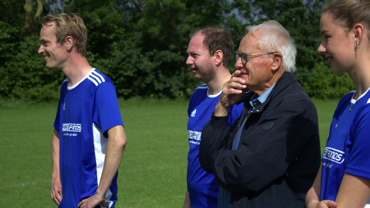 Hij stond er echt: Foppe de Haan eventjes coach van de Blue Birds uit Beetsterzwaag