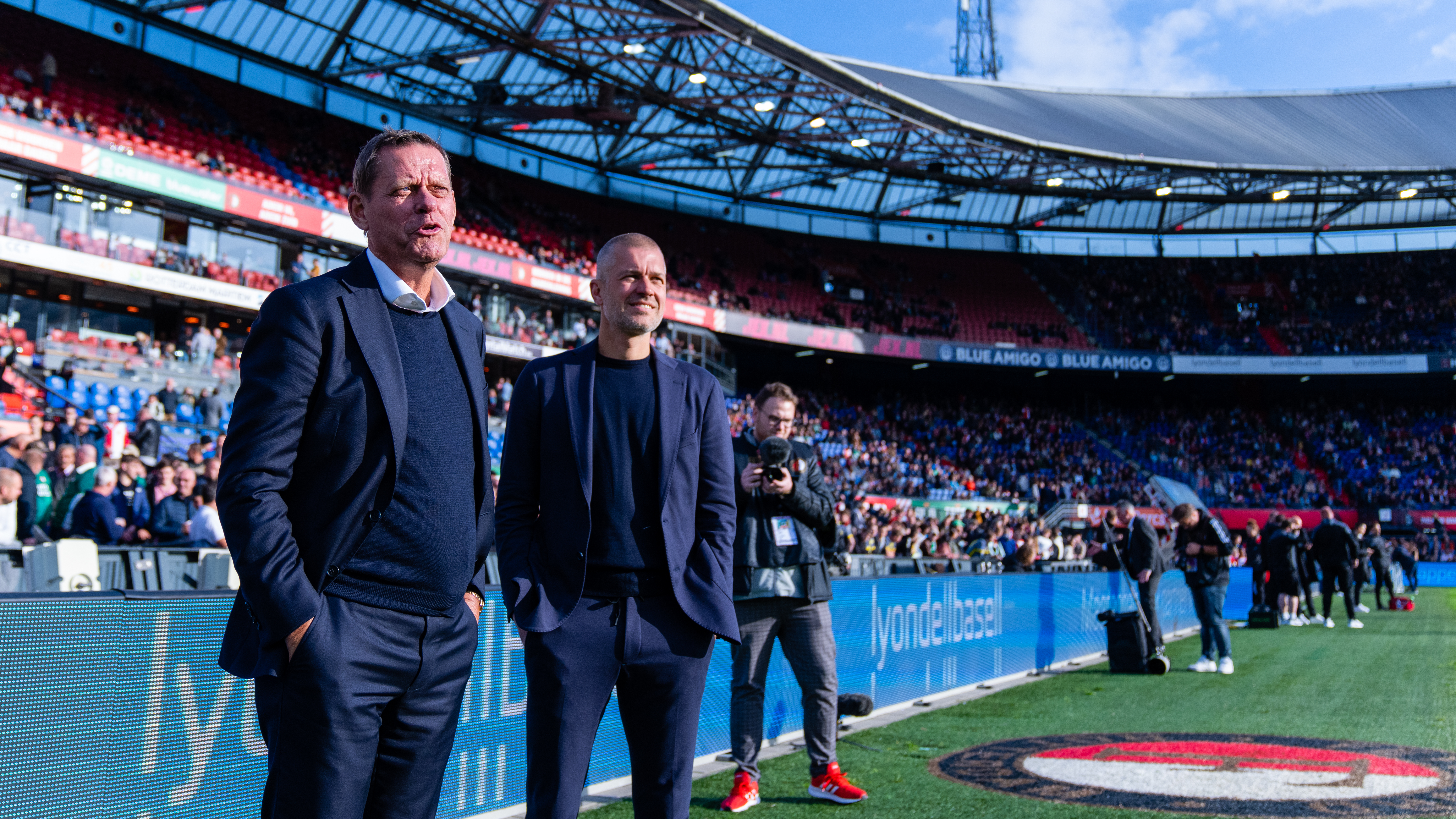 Joos van der Hoek (rechts) in gesprek met TD Frank Arnesen.