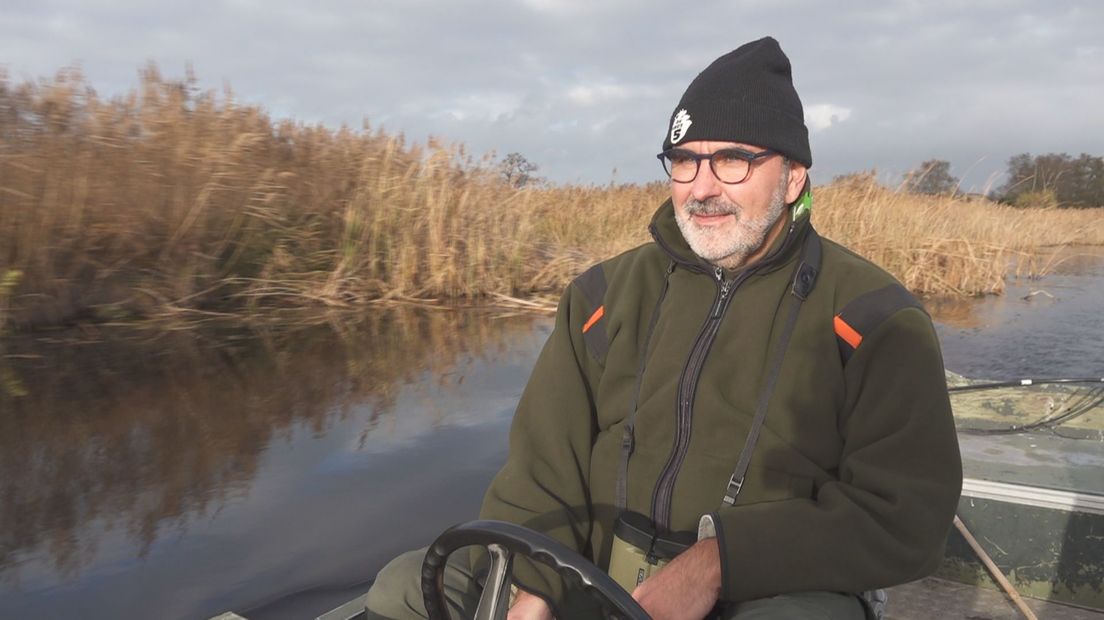 Boswachter Egbert Beens op zoek naar otters in de Weerribben