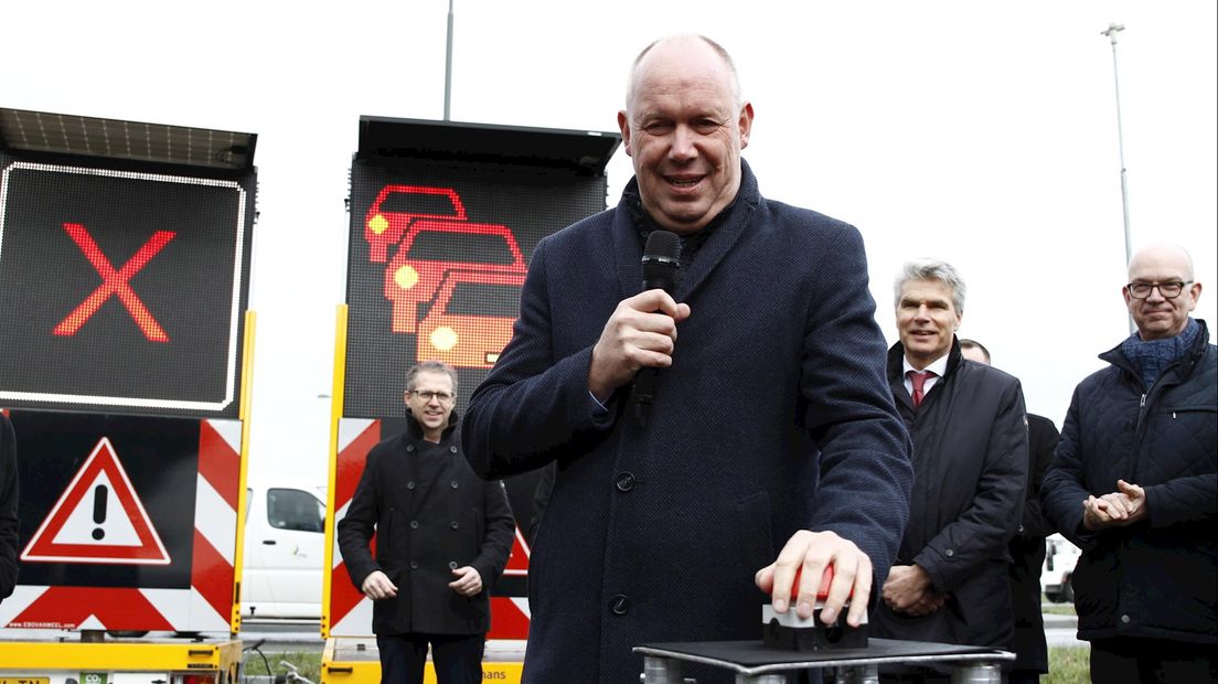 Gedeputeerde Bert Boerman bij de openingshandeling van de A1