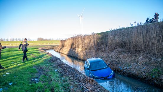 Automobiliste belandt in sloot | Bestuurder bromfiets gewond bij aanrijding. Automobiliste belandt in sloot | Bestuurder bromfiets gewond bij aanrijding.