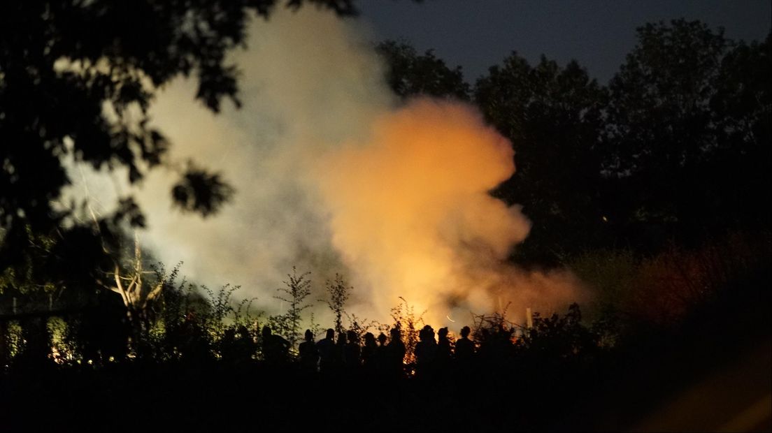 Brandend snoeiafval zorgt voor flinke rookwolken in omgeving van Deventer