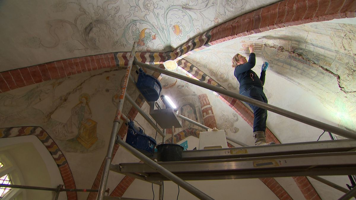 Restauratie kerk Loppersum laat schilderingen van dichtbij zien: 'Je moet wat'