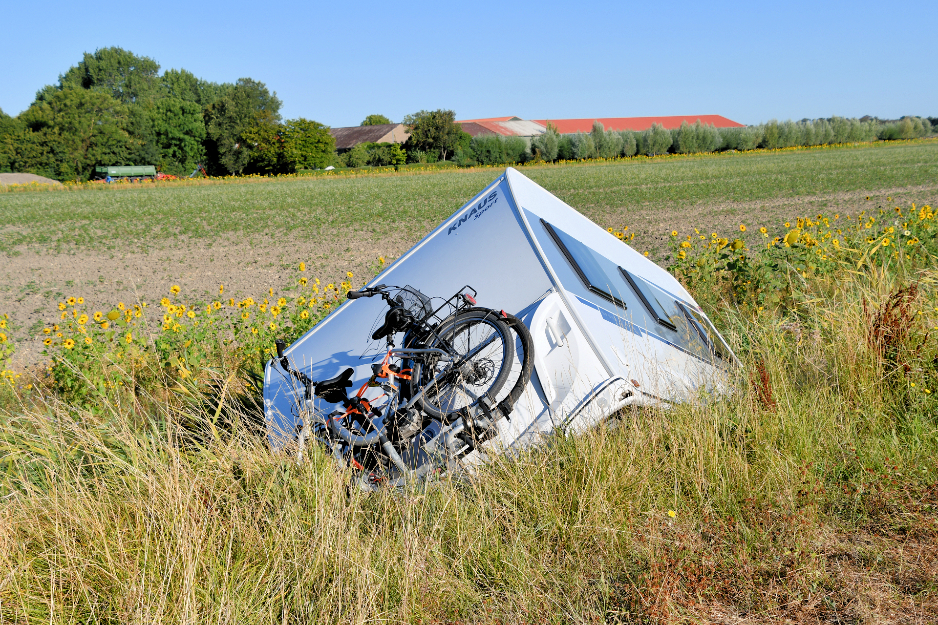 Caravan schiet los door vergeten breekkabel en belandt in sloot: vakantie naar Frankrijk voorbij