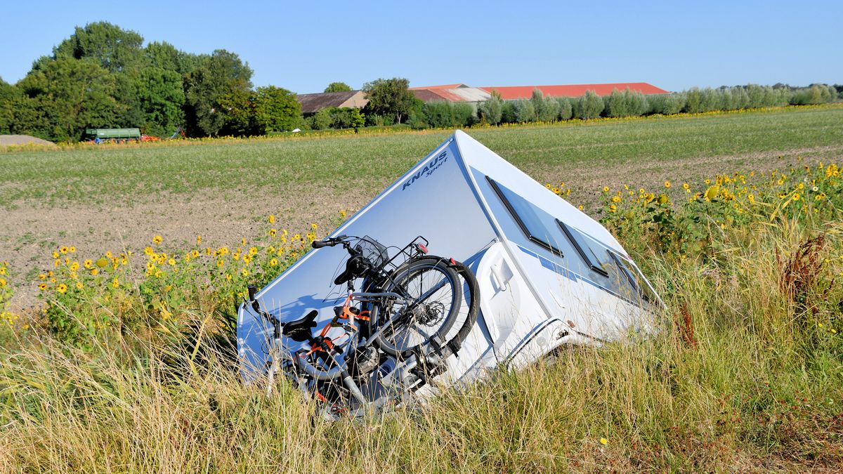 Caravan schiet los door vergeten breekkabel en belandt in sloot: vakantie naar Frankrijk voorbij