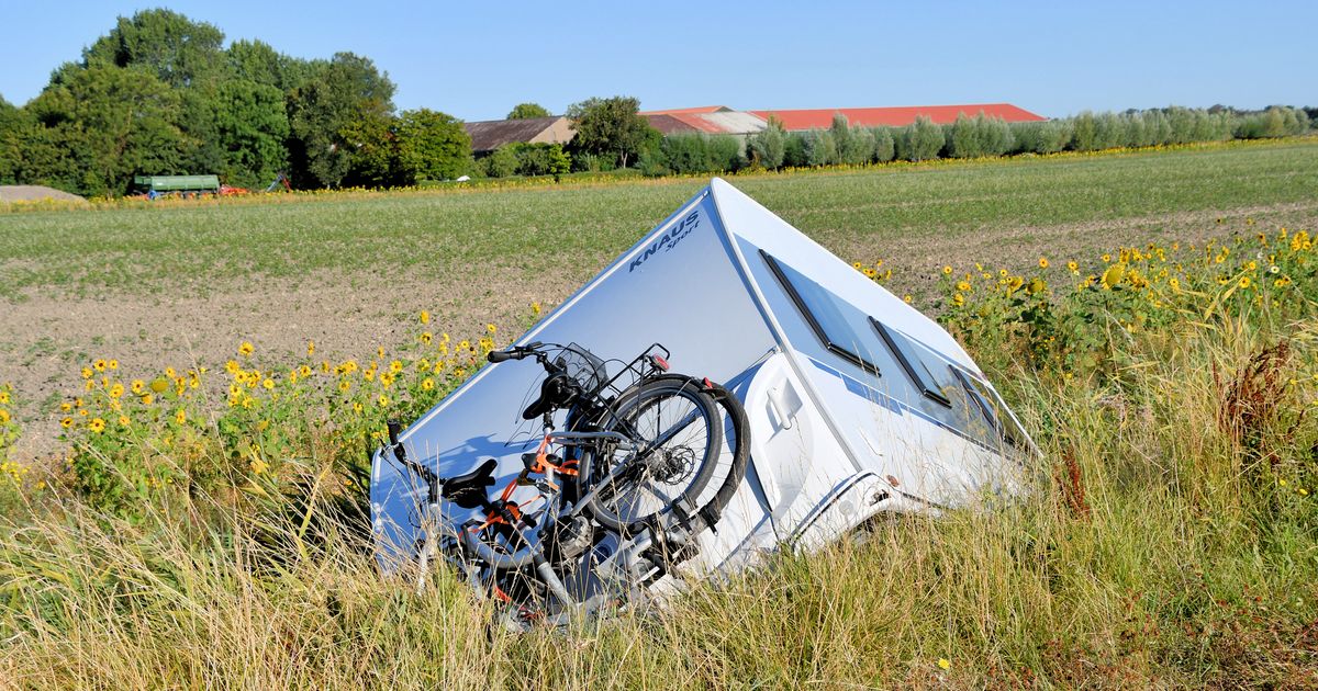 Caravan schiet los en rijdt sloot in, vakantie naar Frankrijk voorbij.