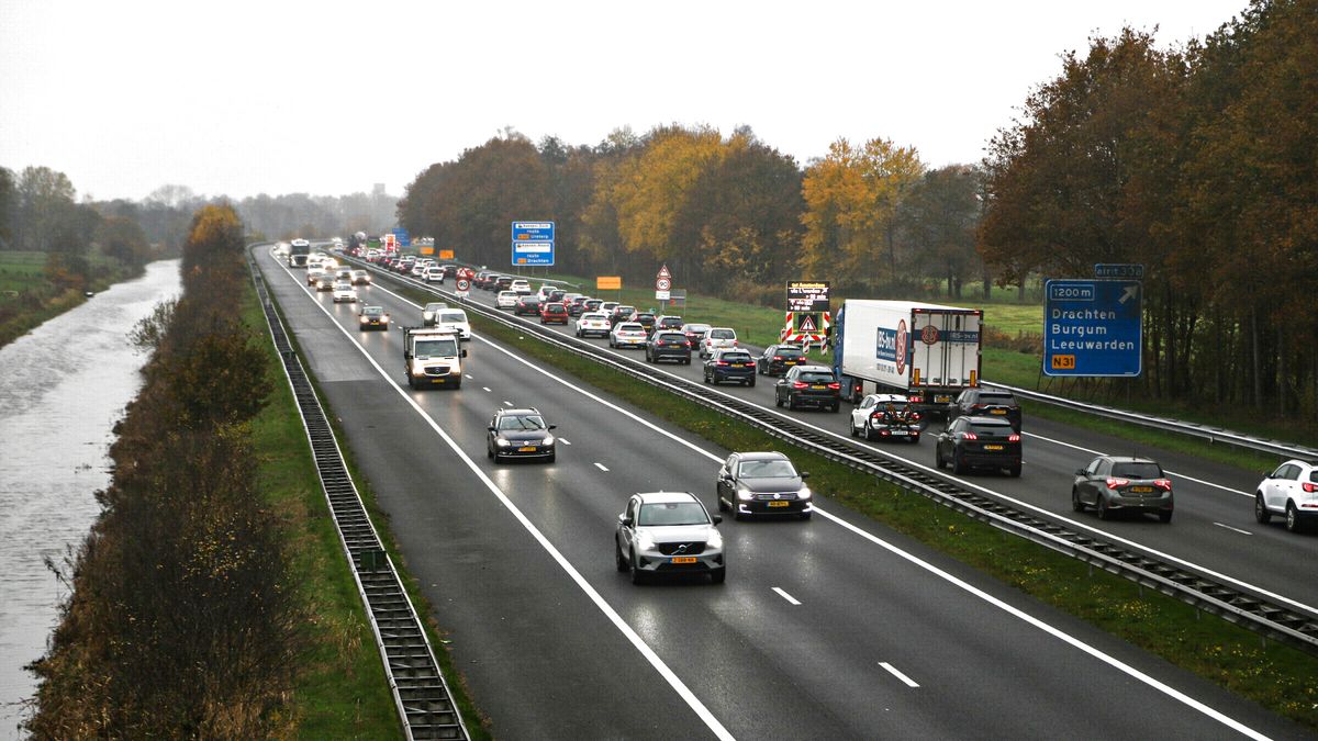 Bijbootje in brand in Delfstrahuizen | Leeuwarder poept in wasbak café