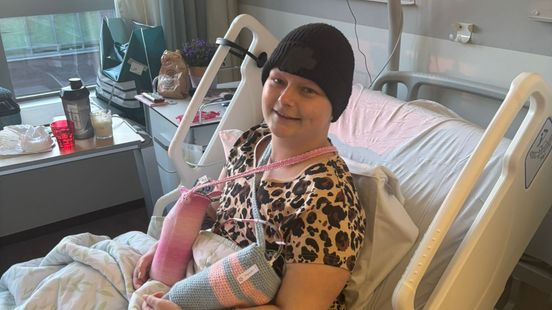 Op een brancard doet Mandy (32) mee aan sponsorloop: 'Het gaat erg slecht, maar ik kijk er wel naar uit'