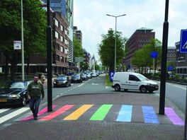 Symbolisch regenboogzebrapad Stationsbuurt laat lang op zich wachten, onbegrip bij D66