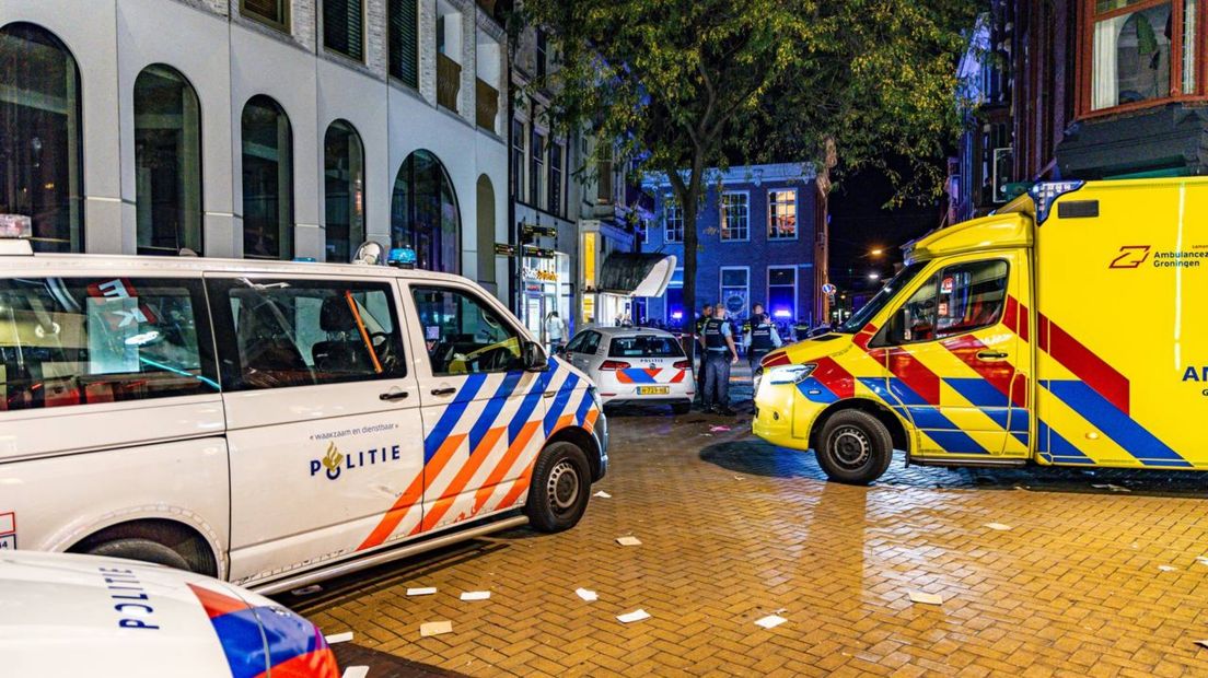 Politieauto's, ambulances en afzetlinten houden het uitgaanspubliek op afstand na de schietpartij