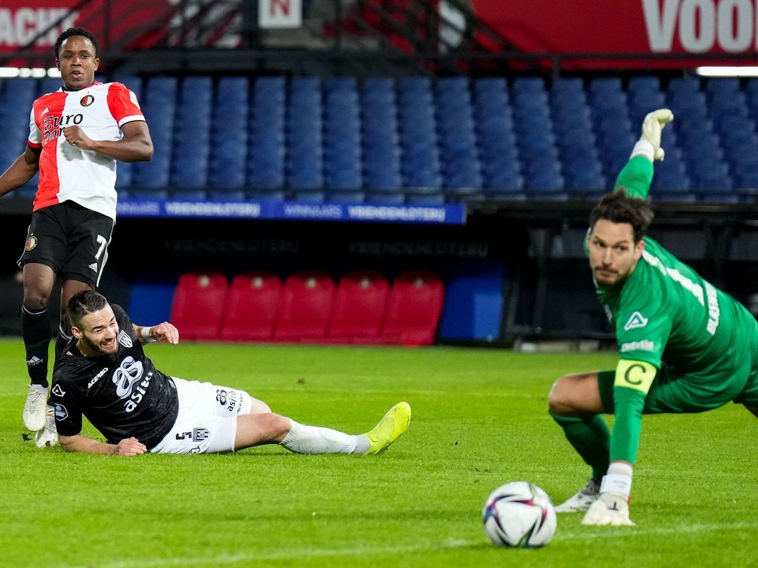 Luis Sinisterra schuift de 2-1 binnen tijdens Feyenoord-Heracles Almelo