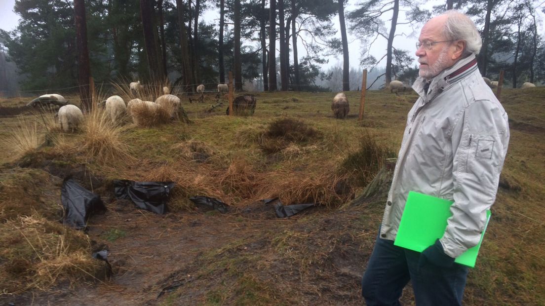 Albert Hovius bij het onderduikershol (Rechten: RTV Drenthe / Berton van Balveren)