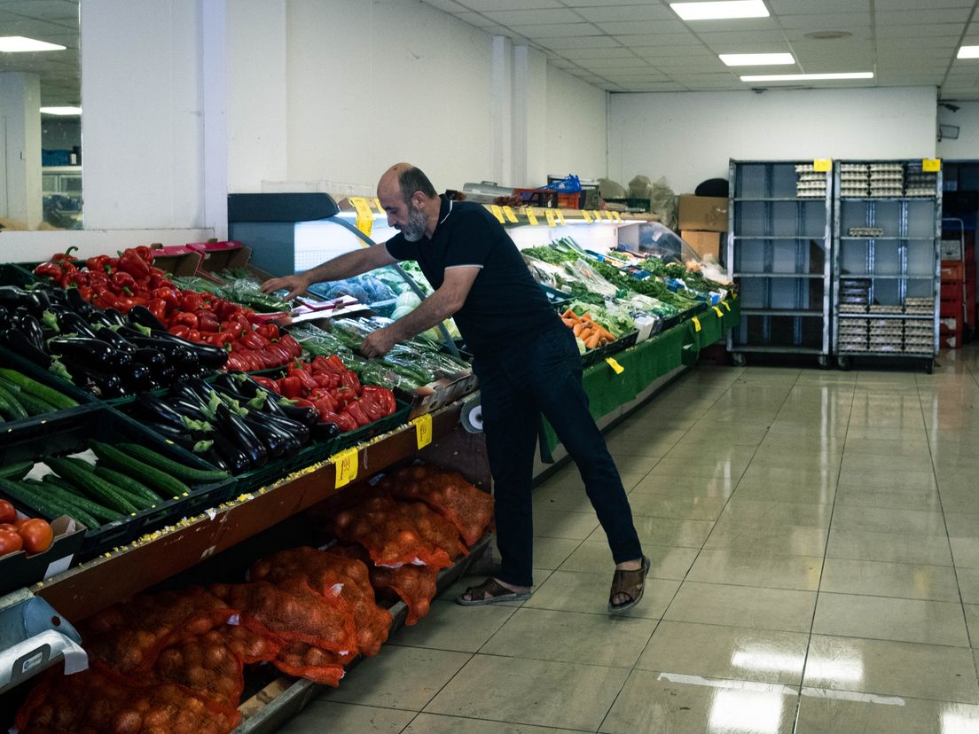 De meeste klanten doen alleen nog aan het einde van de middag wat essentiële boodschappen