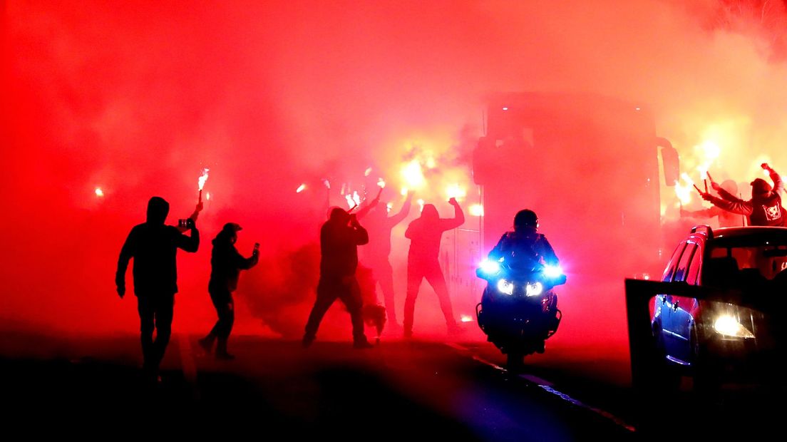 Supporters met vuurwerk bij de spelersbus