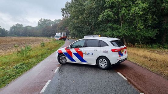 Automobilist overlijdt na harde botsing met vrachtwagen. Automobilist overlijdt na harde botsing met vrachtwagen.