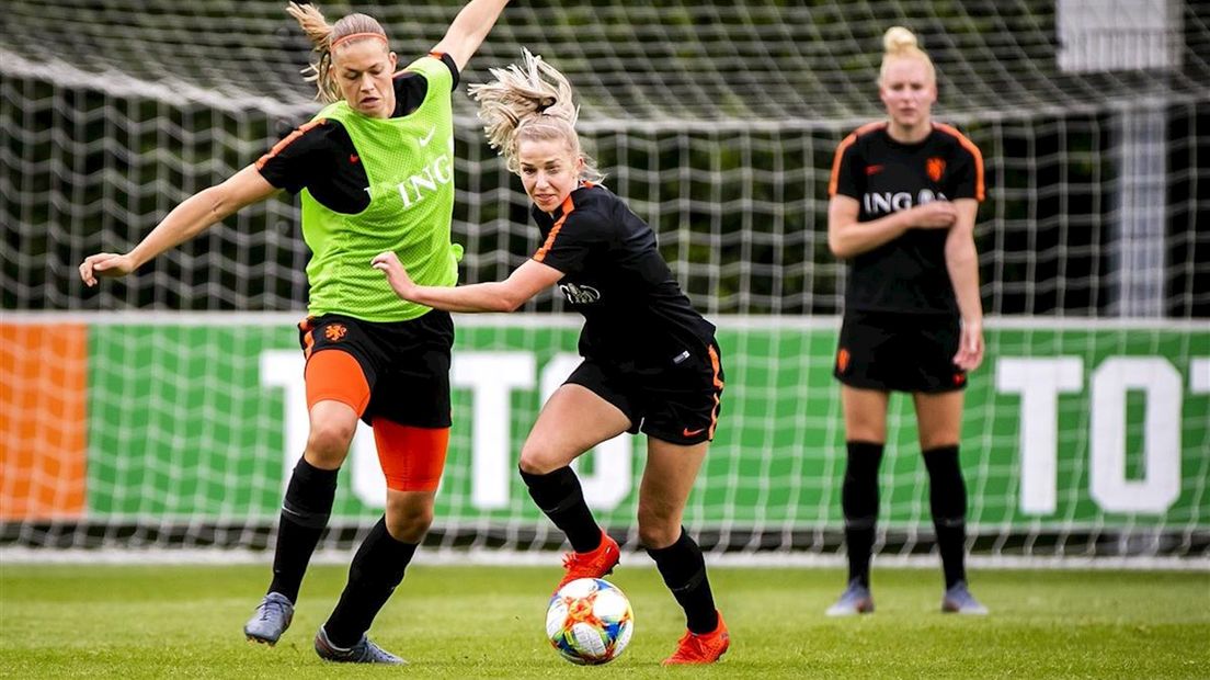 Anouk Dekker en Jackie Groenen van de Oranjevrouwen tijdens de training in aanloop naar het WK