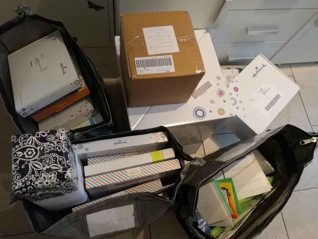Opslag puilt uit met kaarten en cadeaus voor Tommy