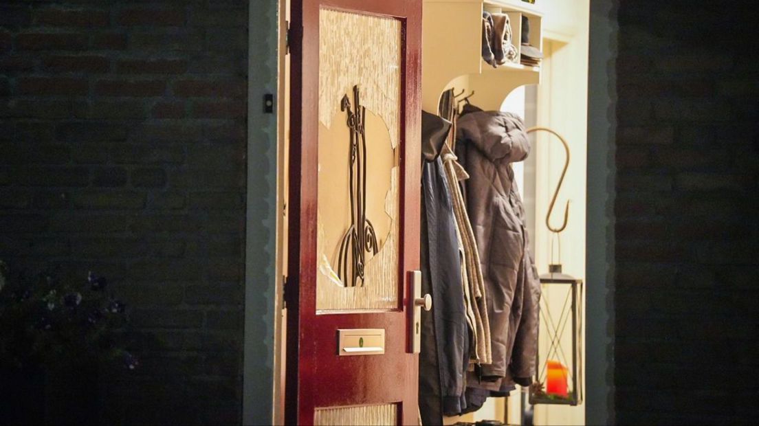 De voordeur raakte bij de overval beschadigd.