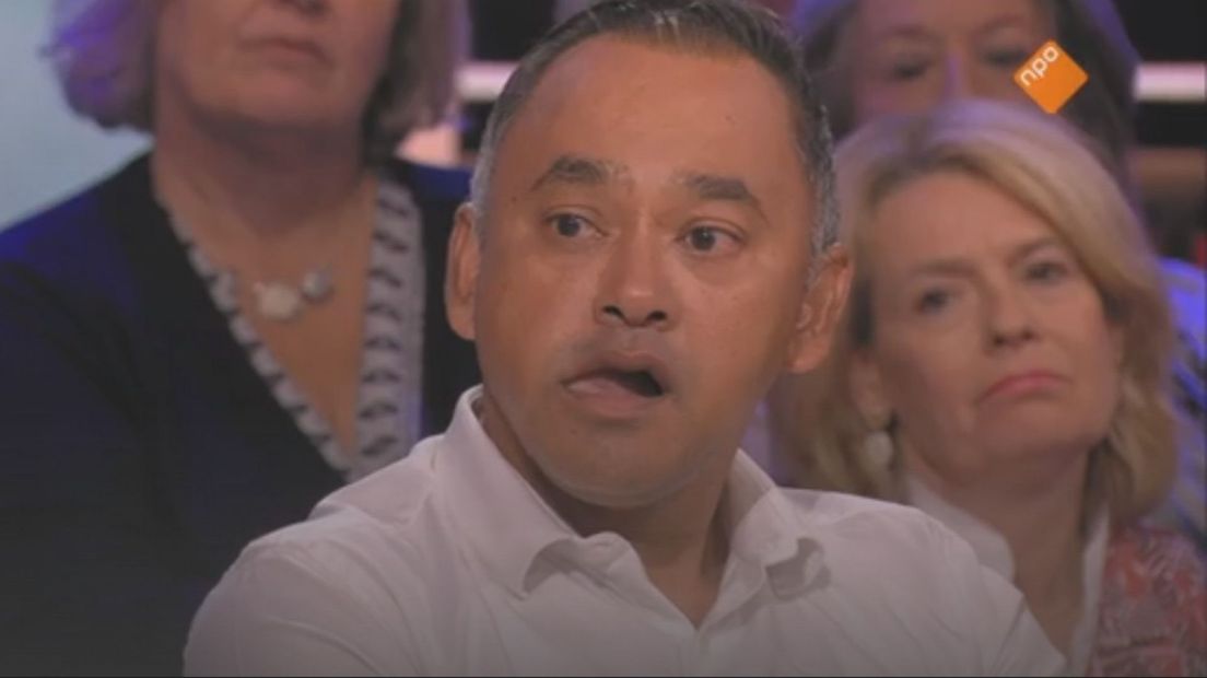Een duidelijk geëmotioneerde Jack Biekram op televisie