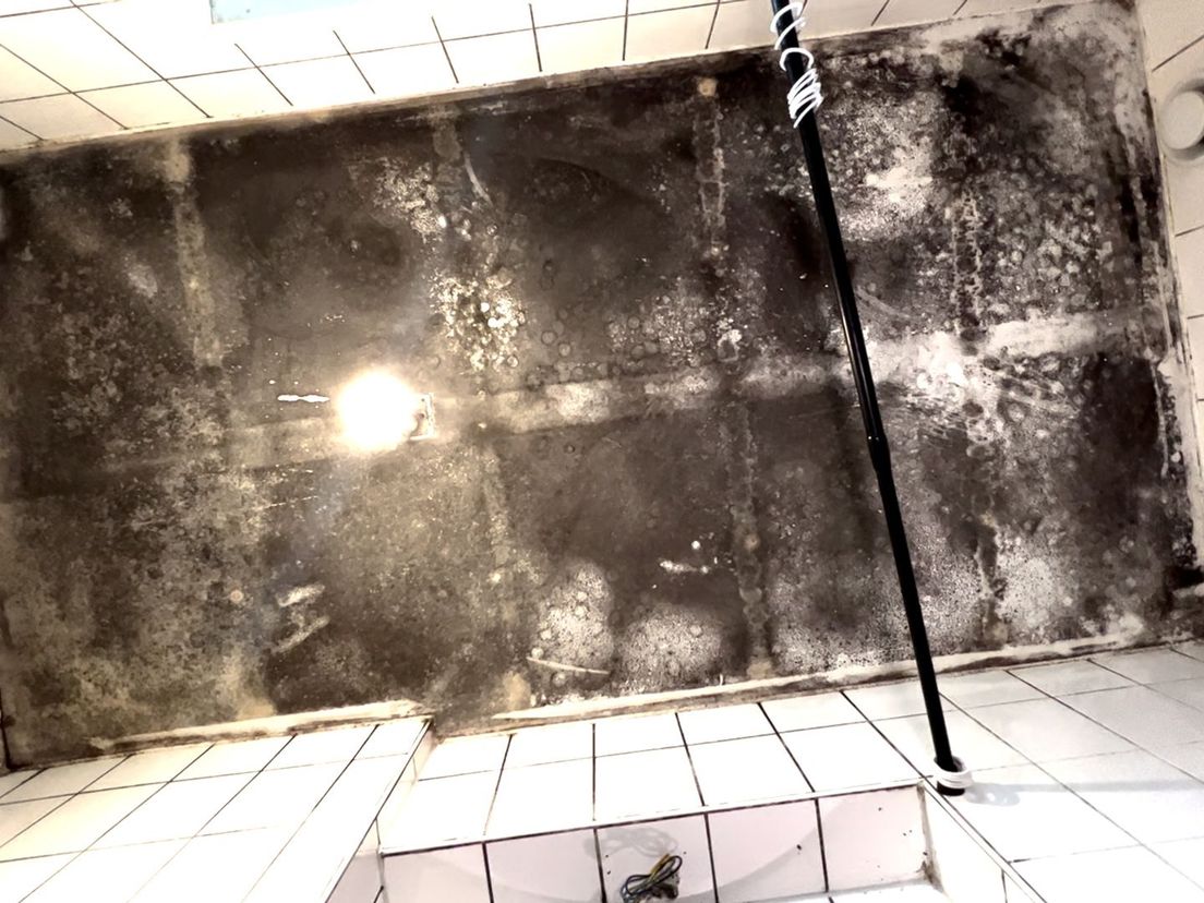 Plafond van de badkamer van Ramona ziet zwart van de schimmel
