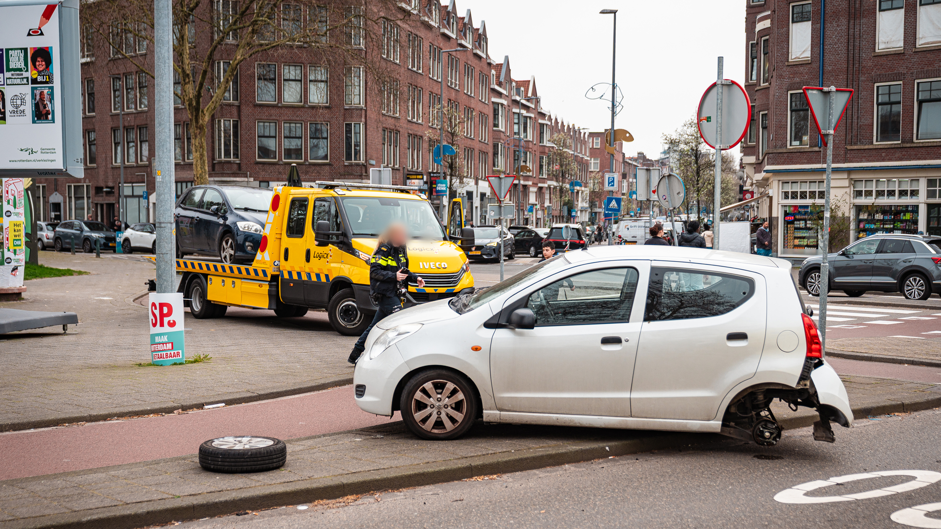 Bij een ongeval op de Mathenesserdijk raakte een auto dinsdagmiddag een wiel kwijt
