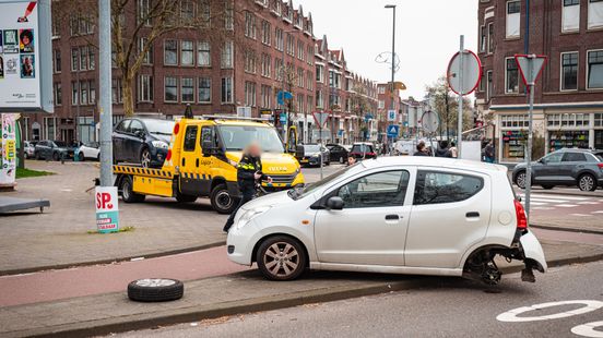 Auto raakt wiel kwijt bij botsing met berger in Rotterdam-West. Auto raakt wiel kwijt bij botsing met berger in Rotterdam-West.