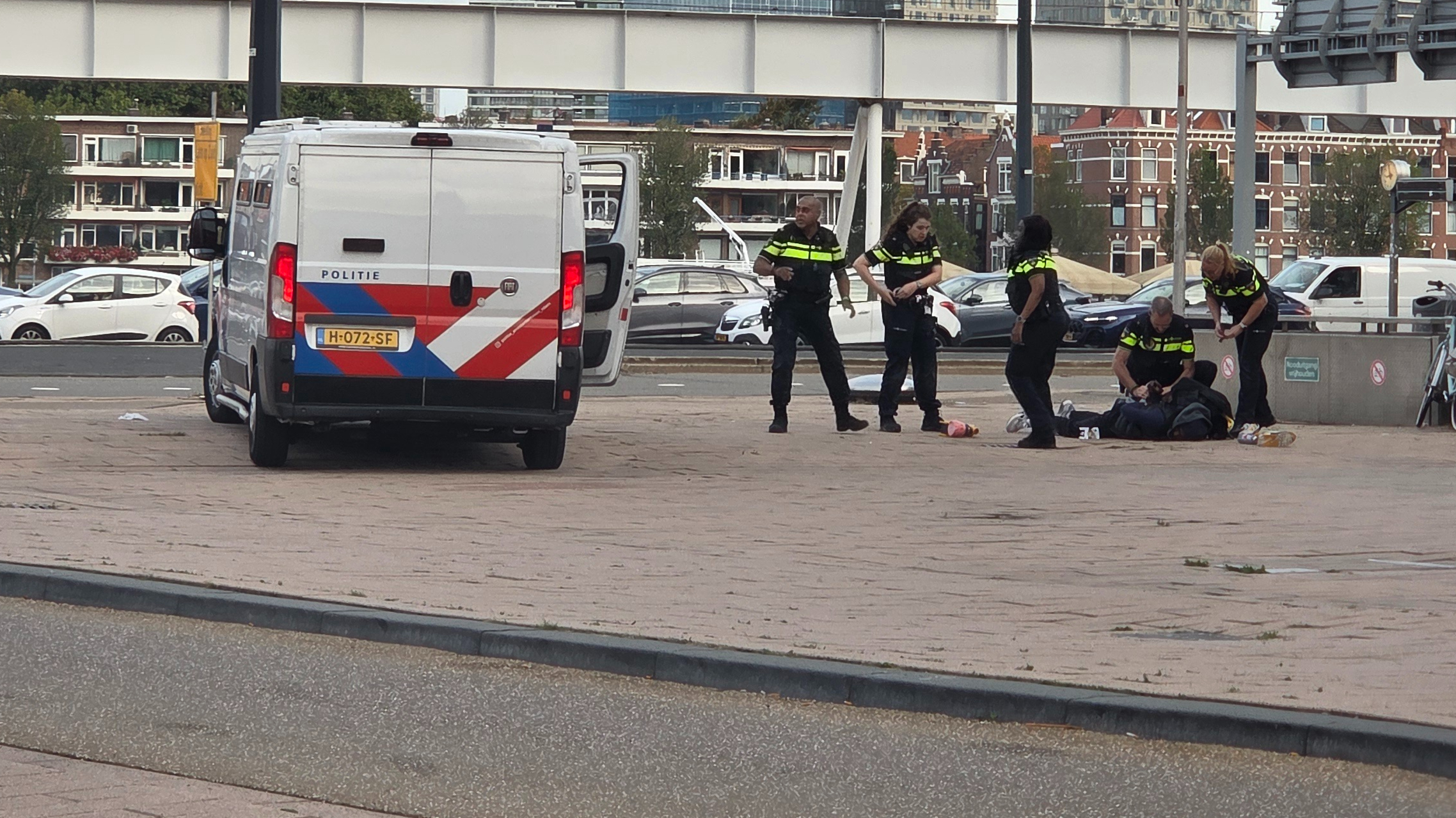 De man ligt bij zijn aanhouding geboeid op de grond.