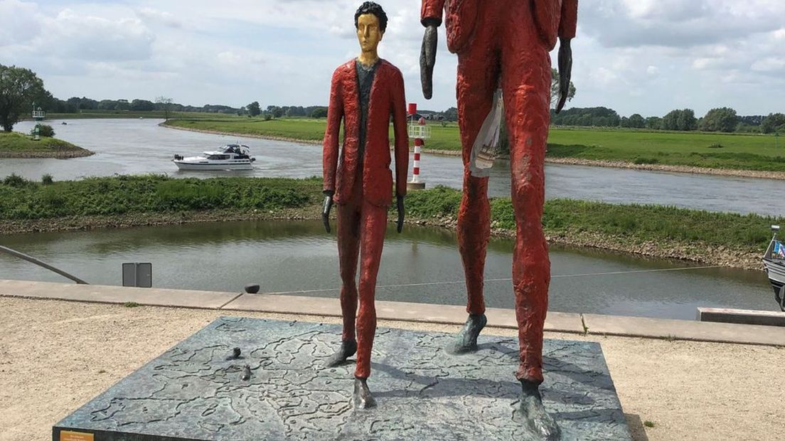 De drie rode mannen in Doesburg, na een jaar nog steeds met z'n twee.