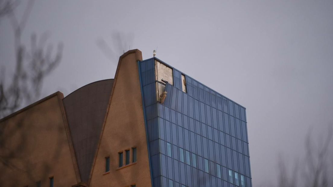 Weggewaaide en loshangende panelen aan de bovenkant van het Gasuniegebouw