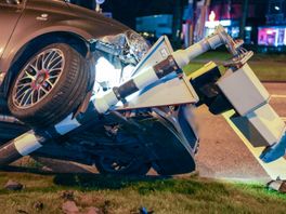 Auto ramt verkeerslicht in Emmen, inzittenden maken dat ze wegkomen