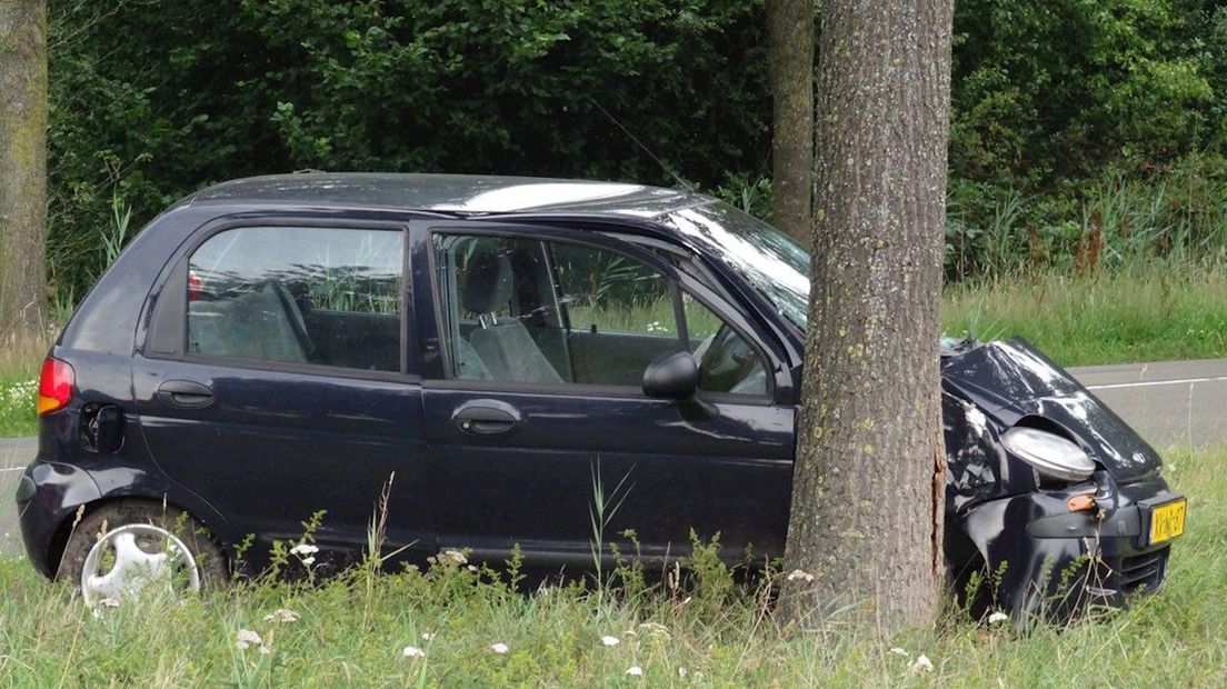 Auto vliegt uit bocht Nijverdal