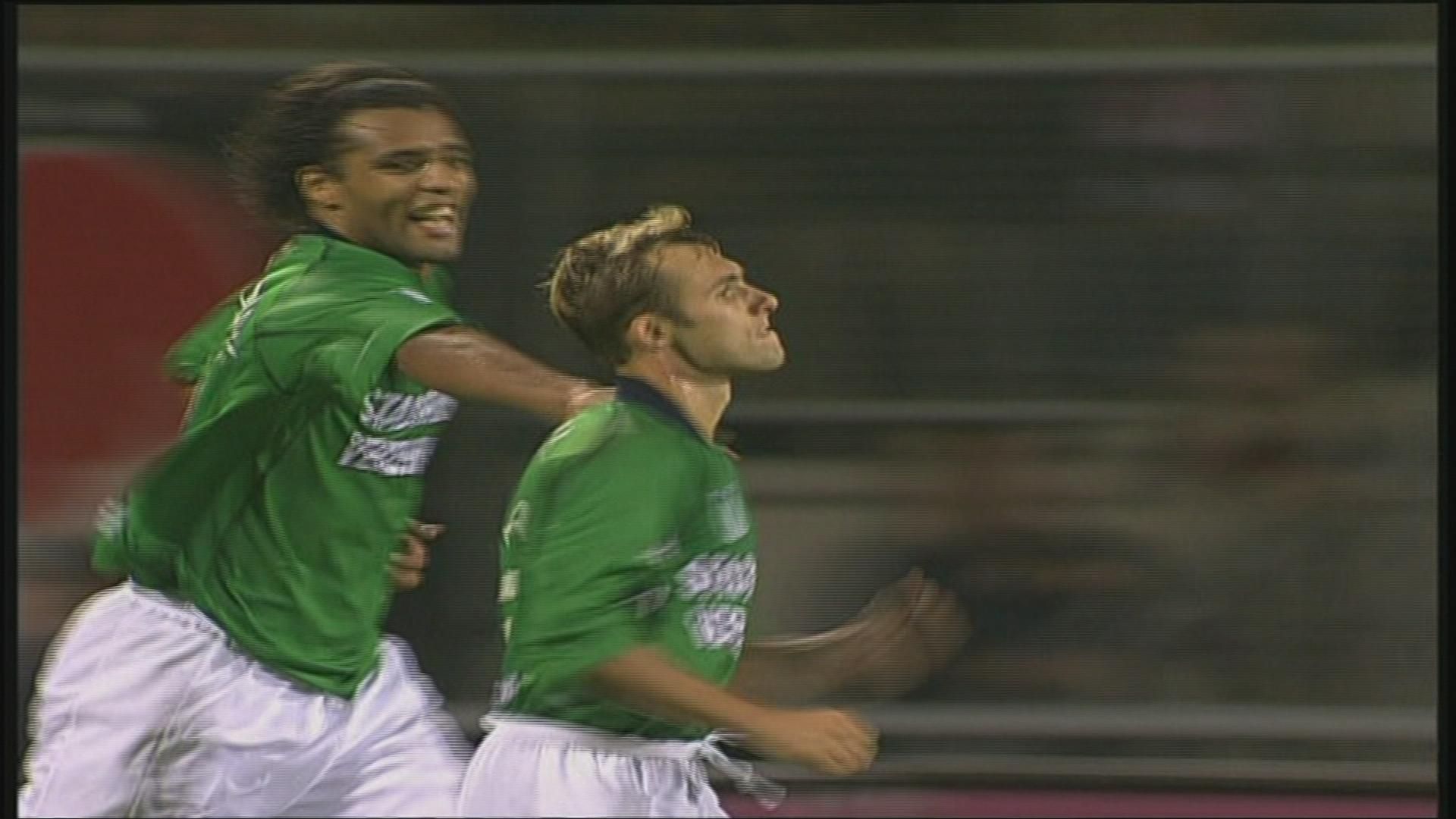 Van Hooijdonk en Buffel juichen na een goal tegen FC Twente