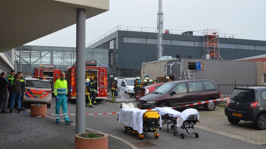 De brandweer heeft in Lochem dinsdagmiddag twee mensen uit een zeecontainer gered. Ze zijn naar het ziekenhuis gebracht, meldt de veiligheidsregio. Het is niet bekend hoe ze eraan toe zijn.