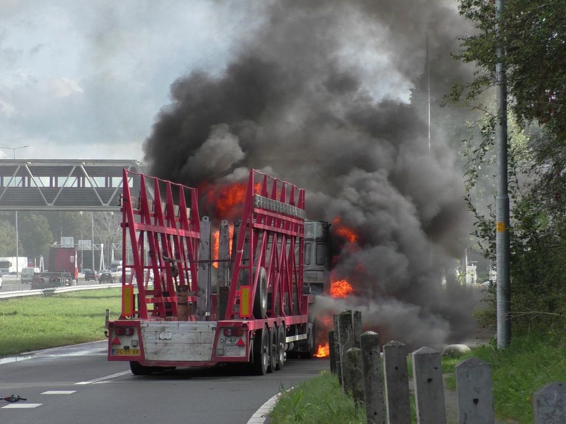Flinke rookwolken bij brand in vrachtwagen op A16