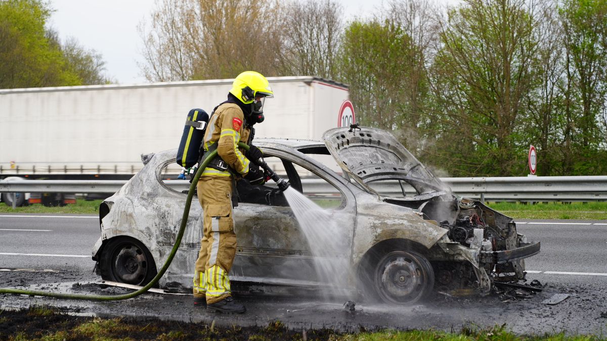 Video: auto brandt volledig uit op A73, forse file ter hoogte van Horst