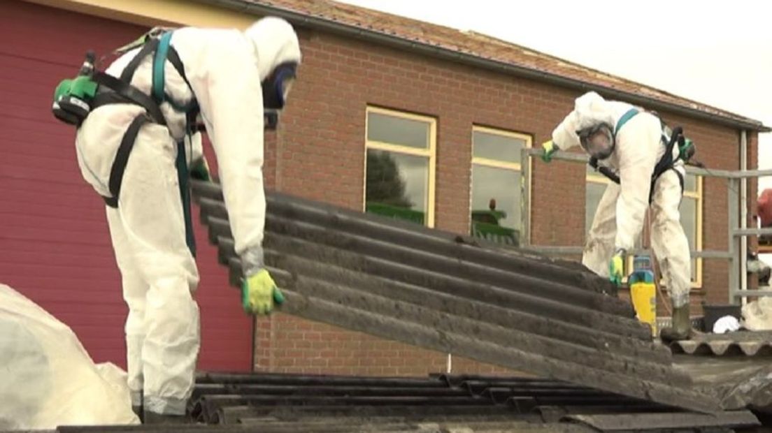 Verwijderen asbestpanelen van daken