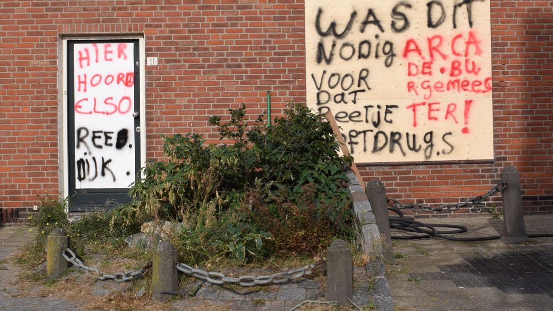 Buurtbewoners hebben leuzen op het dichtgetimmerde huis in Ter Heijde gekalkt.