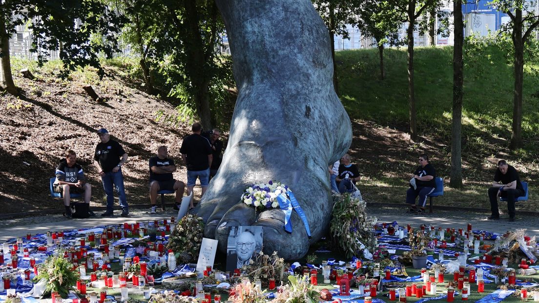 Kaarsen en bloemen bij het monument van de voet van Uwe Seeler bij het Volksparkstadion in Hamburg