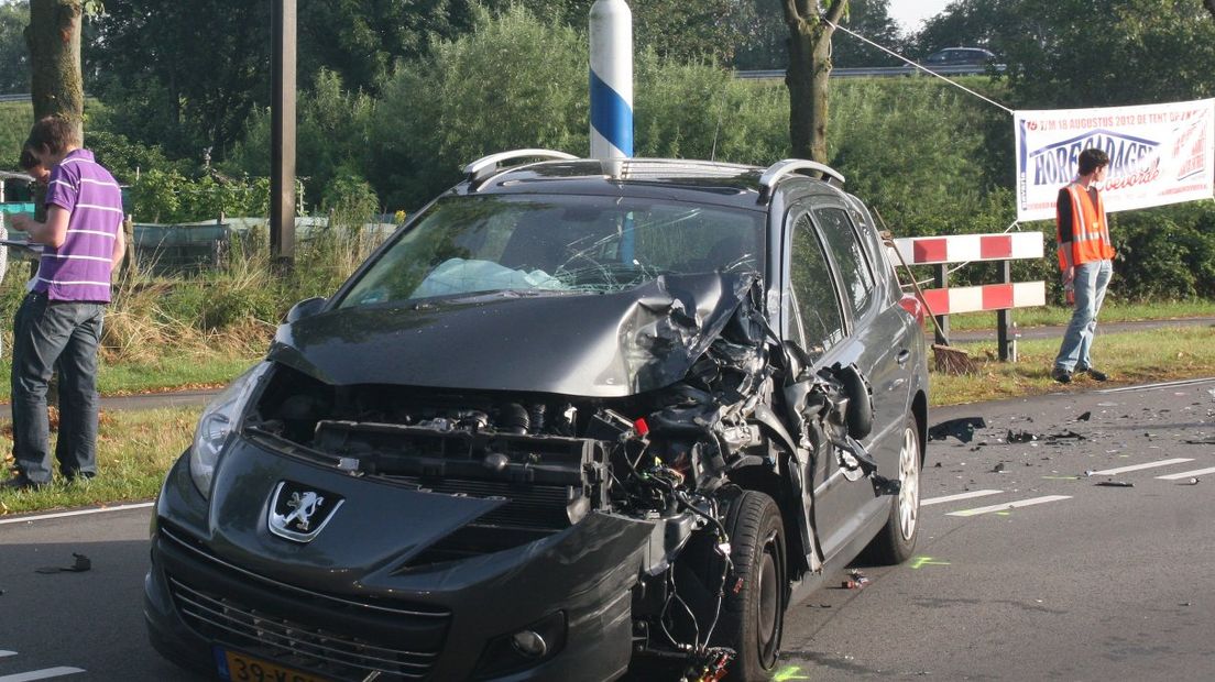 De auto botste tegen de vuilniswagen