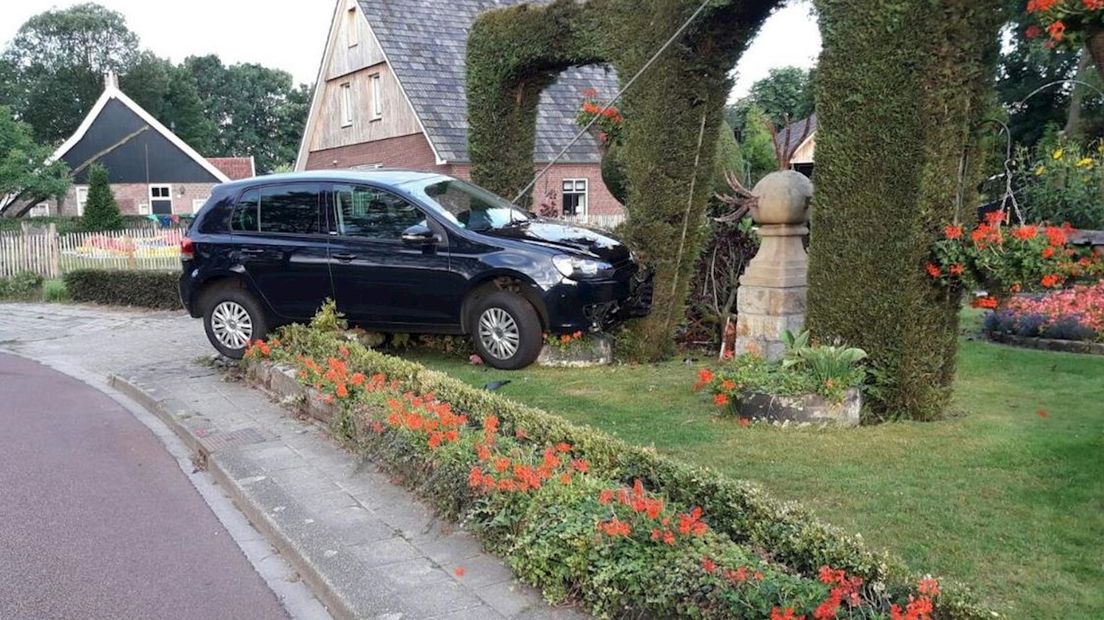 Auto belandt in tuin in Hengelo