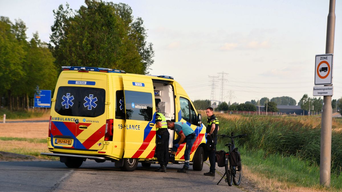 Gewonde e-biker per ambulance naar ziekenhuis na val bij Kruiningen