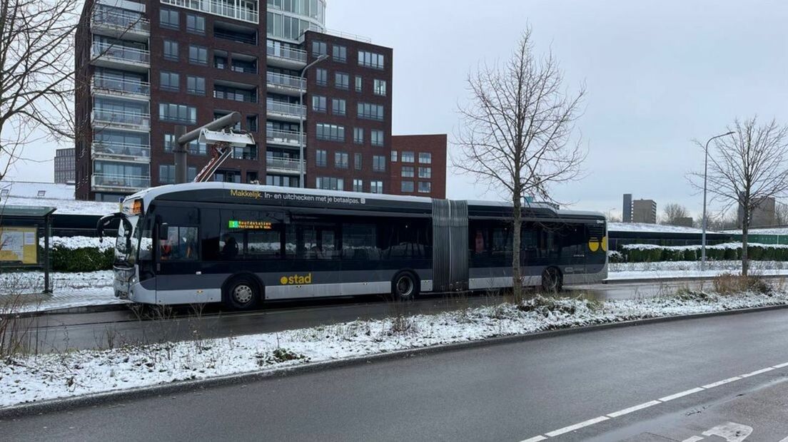 Een bus staat te laden in Groningen