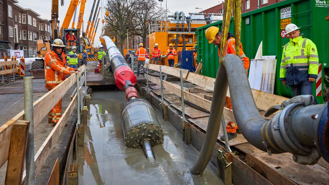 Het eerste deel van WarmtelinQ gaat de grond in bij de De la Reyweg