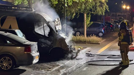 Bestelbus in brand in Heerlen: mogelijk aangestoken Nieuws