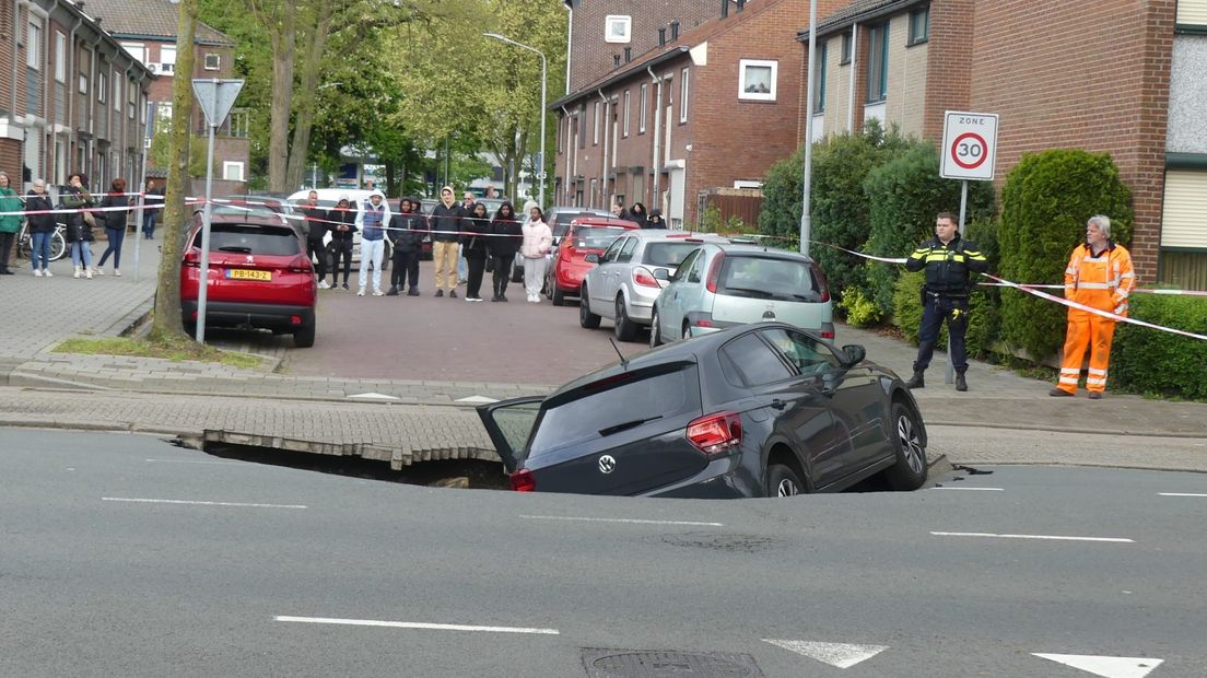 Plotseling sinkhole op de weg in Venlo: auto rijdt erin