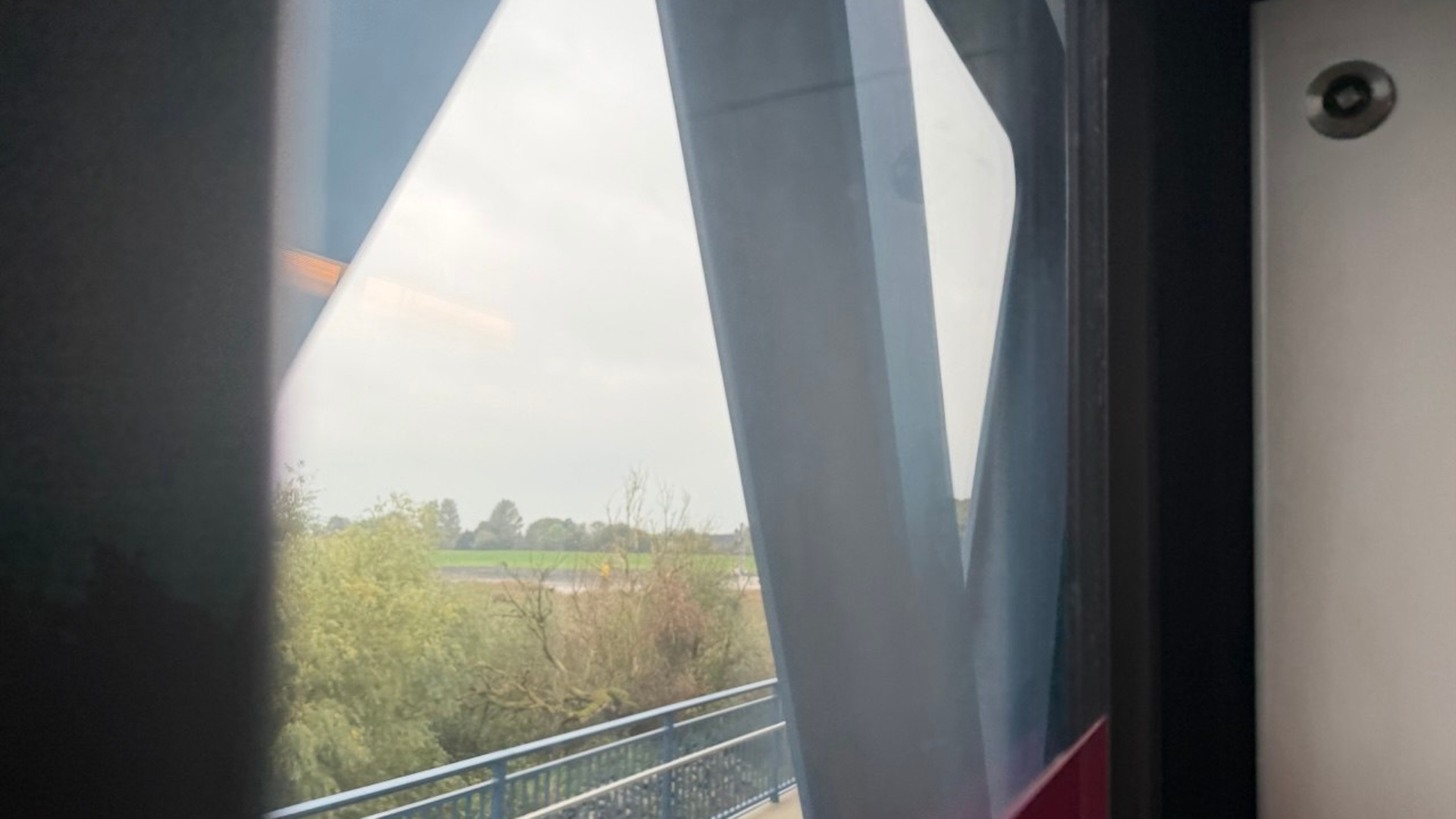 De trein rijdt de nieuwe Friesenbrücke over